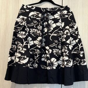 Zero Zero Black & White Floral Pleated Swing Skirt | Size Medium